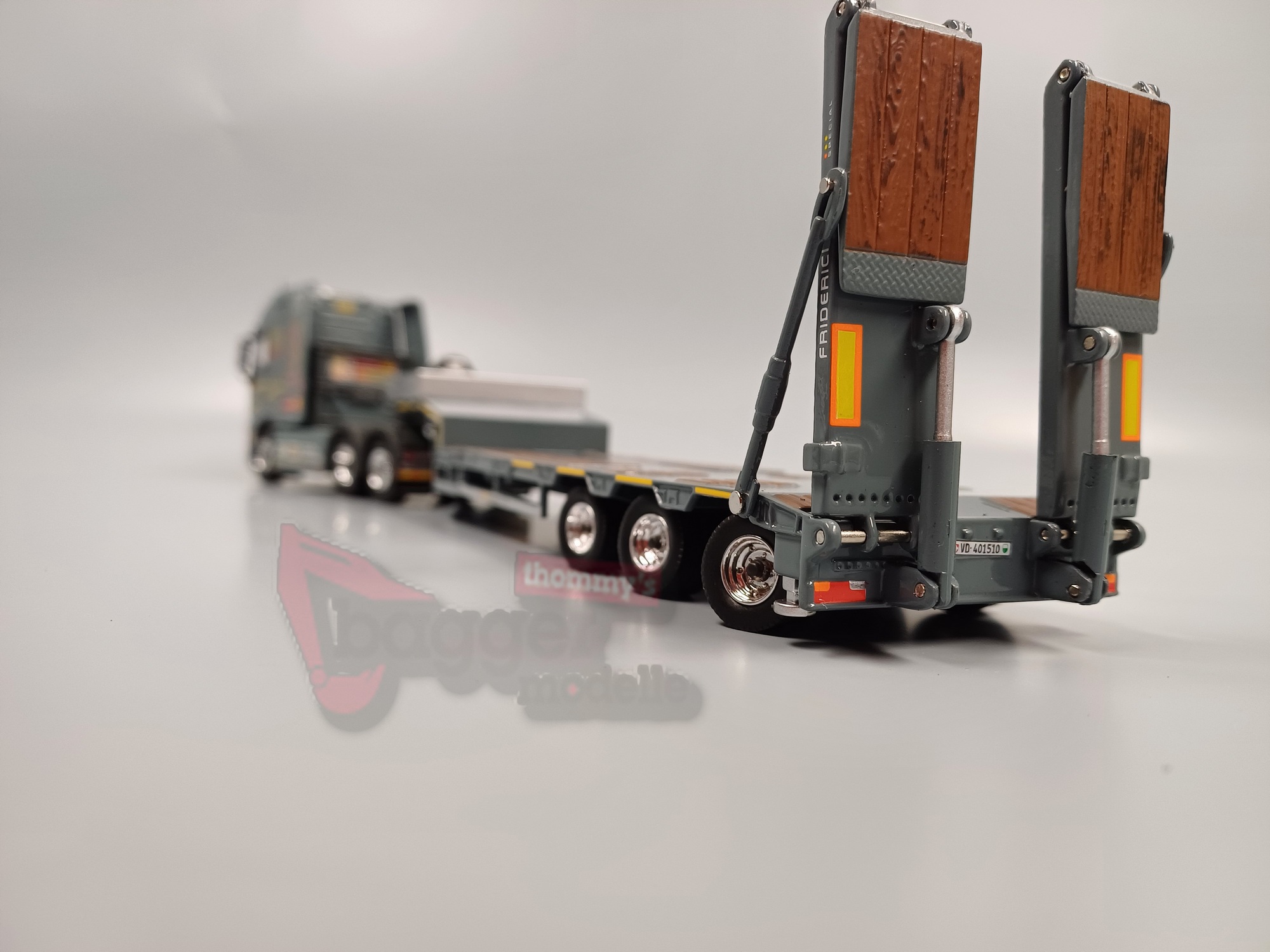 84087 - Tekno - Volvo FH05 GL 100% elektrisch 6x2 mit 3achs Semi Tieflader - Friderici - CH -